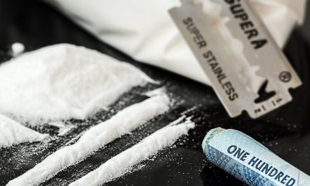 Gyógyteát és szódabikarbónát árult kábítószerként, csalás miatt vonják felelősségre