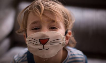 Epidemiológus: A gyerekek is viseljék a maszkot