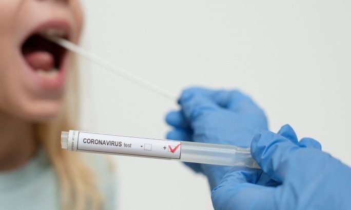 Hétfőn is majd félezer új koronavírusos beteget regisztráltak