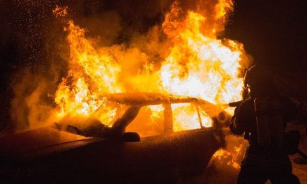 Öt éve nem gyújtottak fel ennyire „kevés” autót szilveszter éjszakáján Franciaországban