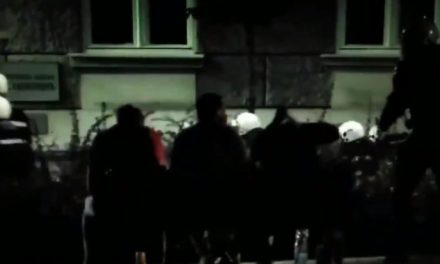 Békésen üldögélő polgárokra támadtak a rendőrök Belgrádban (videó)