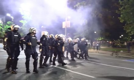 Negyvenhárom rendőr és tizenhét civil sérült meg a belgrádi tüntetésen