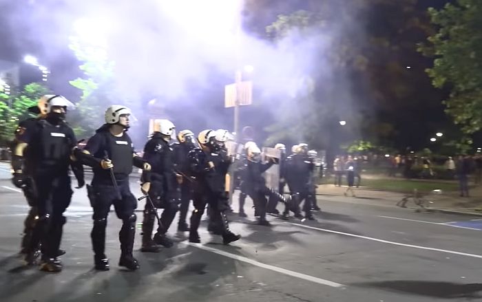 Negyvenhárom rendőr és tizenhét civil sérült meg a belgrádi tüntetésen