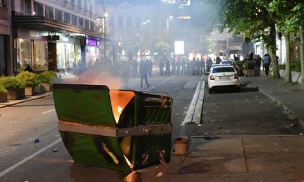 Öt belgrádi tüntető kapott pénzbüntetést