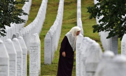 Srebrenicában eltávolították a Ratko Mladićot éltető plakátokat