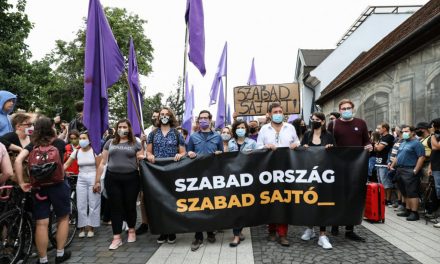 Budapesten a sajtószabadságért tüntetnek