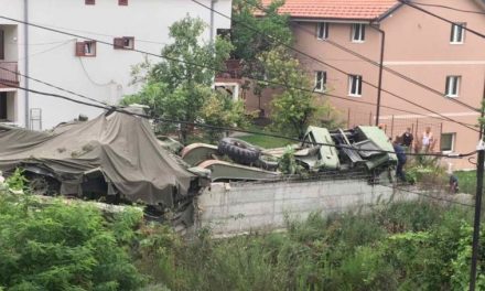 Családi ház udvarában kötött ki a szerb katonaság tankja