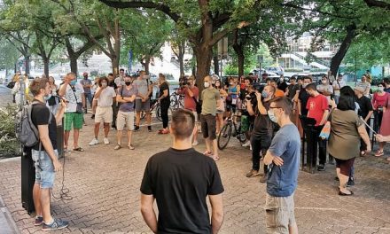 Újvidék: A rendőri erőszak ellen tüntettek az ügyészség épületénél