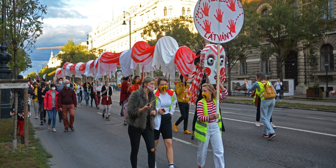 <span class="entry-title-primary">Karneváli felvonulással támogatták a Színművészetit</span> <span class="entry-subtitle">A tiltakozások folytatódnak, októbertől az egyetem sorsa bizonytalan</span>