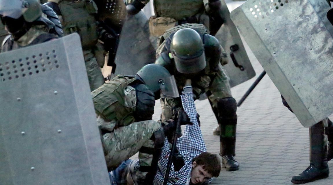 Eltakart arcú rohamrendőrök ütötték a tüntetőket Fehéroroszországban