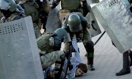 Eltakart arcú rohamrendőrök ütötték a tüntetőket Fehéroroszországban
