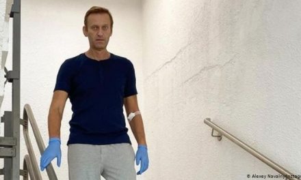 Navalnijt kiengedték a kórházból
