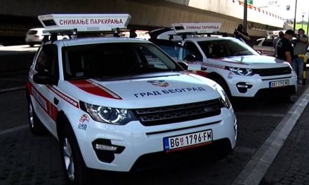 Belgrádban szabálytalanul parkolt a parkolást ellenőrző autó (videó)