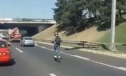Elektromos rollerrel közlekedett az autópályán (videó)