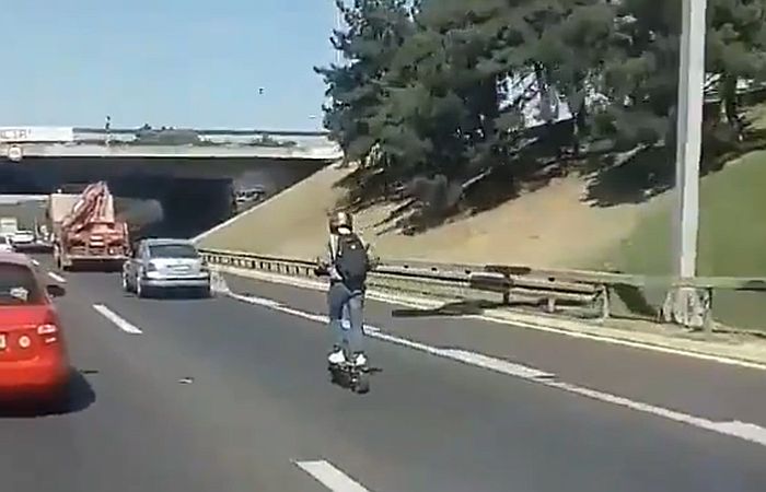 Elektromos rollerrel közlekedett az autópályán (videó)