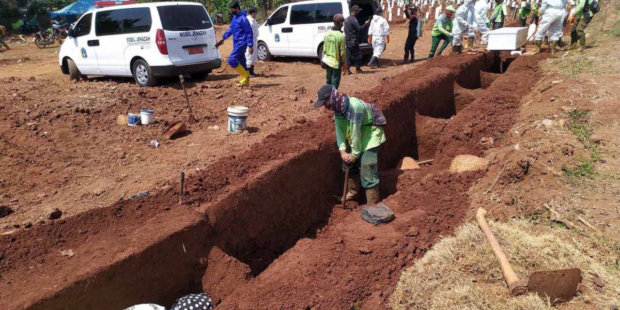 Maszkellenesekkel ásatják a koronavírus áldozatainak sírjait Indonéziában
