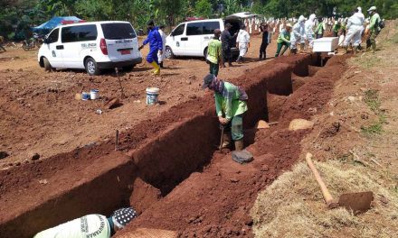 Maszkellenesekkel ásatják a koronavírus áldozatainak sírjait Indonéziában