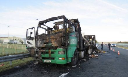 Slavonski Brodnál kiégett egy csokoládét szállító teherautó (Fotók)