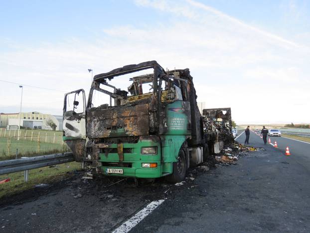 Slavonski Brodnál kiégett egy csokoládét szállító teherautó (Fotók)