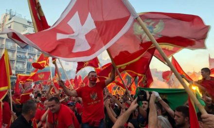 Tízezrek skandálták Podgoricában, hogy Montenegró nem Szerbia