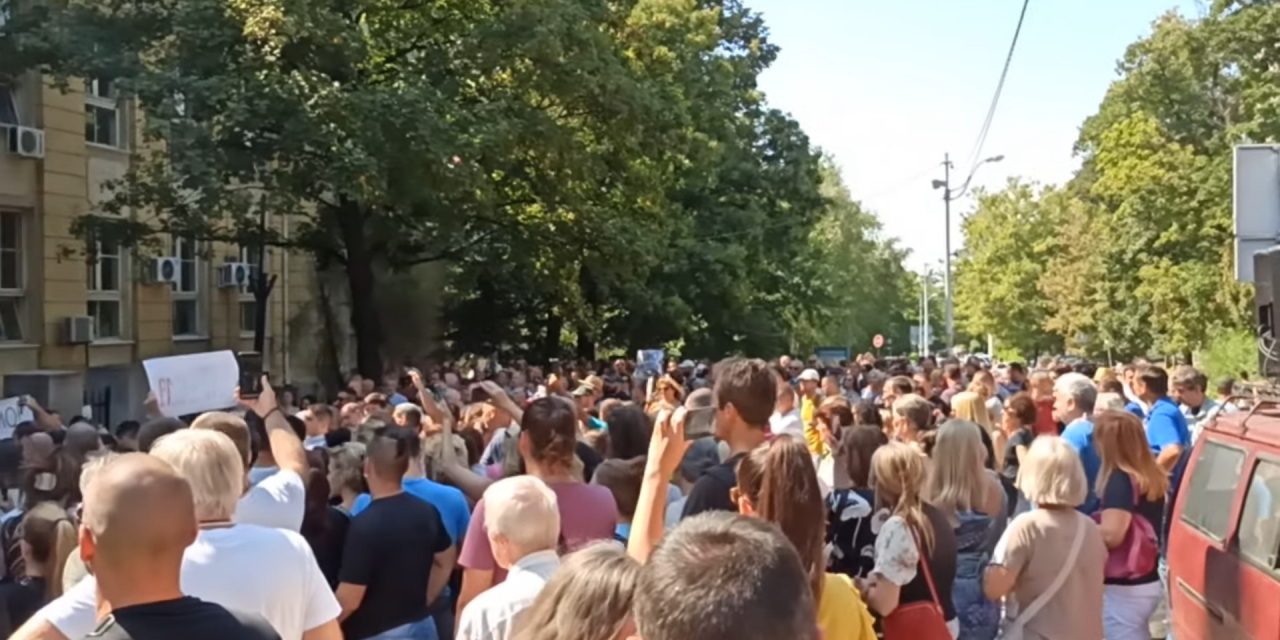 A védőoltás beharangozott tesztelése ellen tüntettek Belgrádban