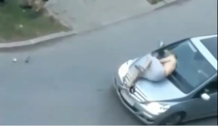 Újvidék: Előállítottak egy autókra ugráló, utcán vizelő részeg fiatalt (Videó)