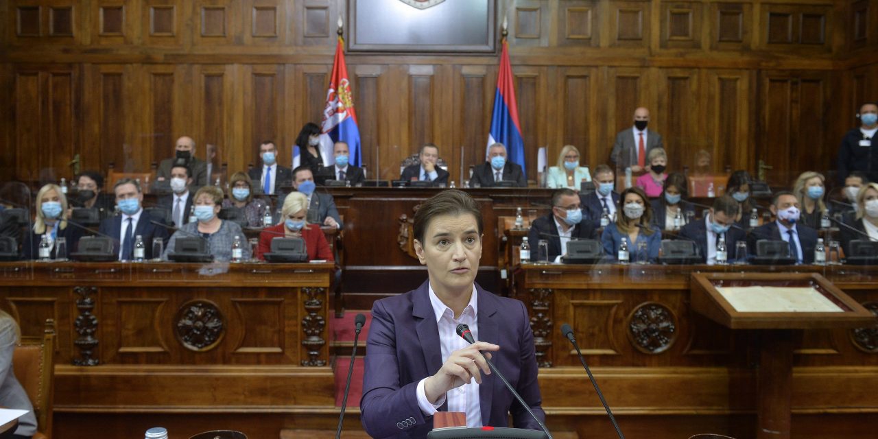 Brnabić: Meg kell védenünk Vučić elnököt!