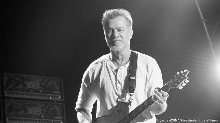 A rockvilág egy emberként hajt fejet Eddie Van Halen emléke előtt