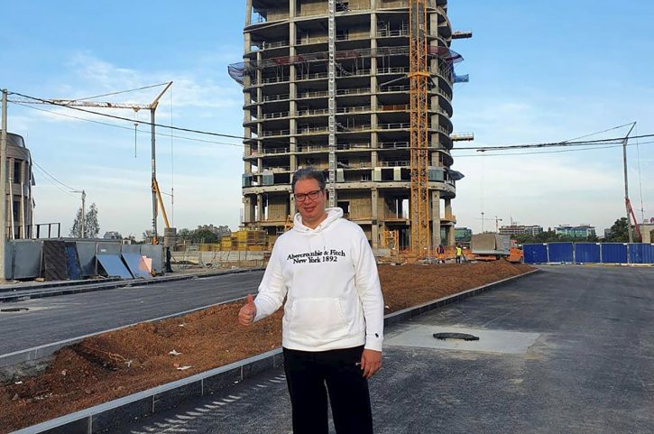 Szűkös fizetéséből is telik Vučićnak a márkás cuccokra
