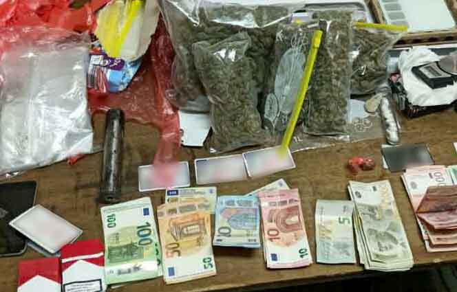 Ruma: Marihuánát, kokaint, digitális mérlegeket, mobiltelefonokat és pénzt foglalt le a rendőrség