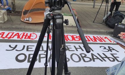 Belgrádban az oktatási minisztérium előtt tiltakoznak az egyetemisták