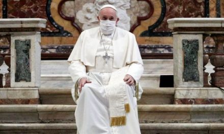 A járványok és háborúk áldozataiért imádkozott, és békét sürgetett Ferenc pápa