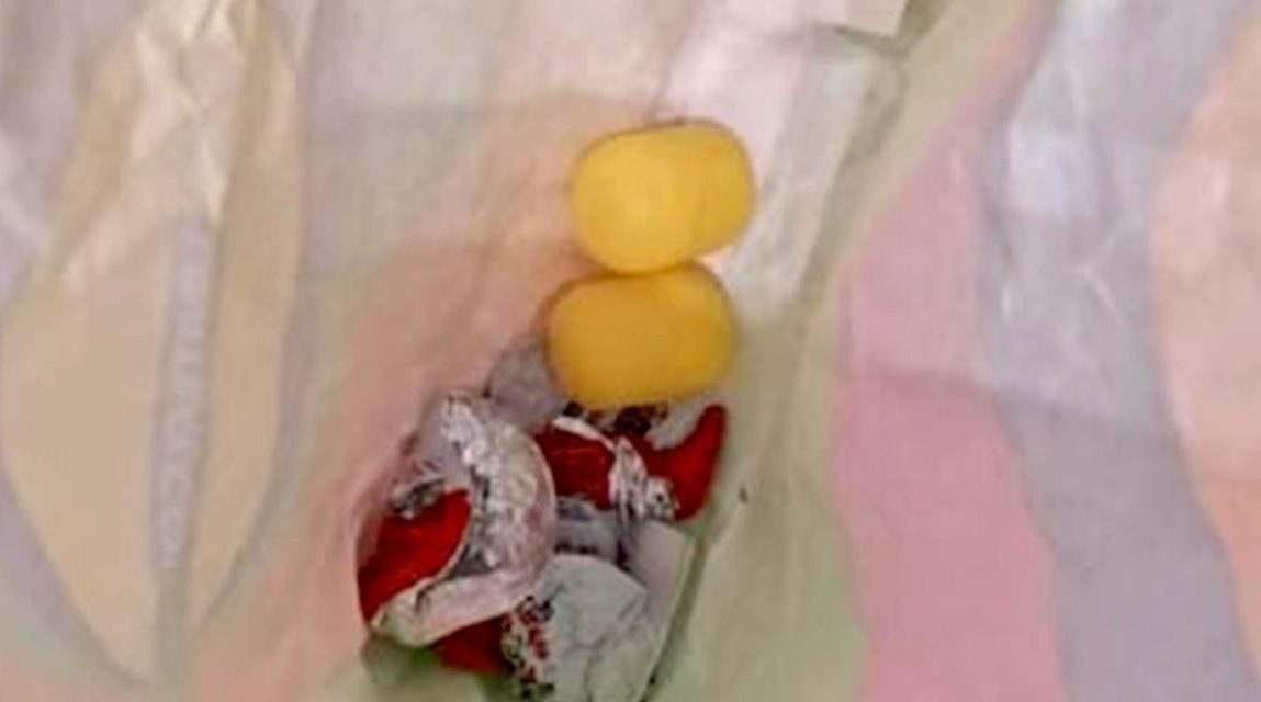 A postai dolgozók egyike megette az ajándéknak szánt Kinder-tojást