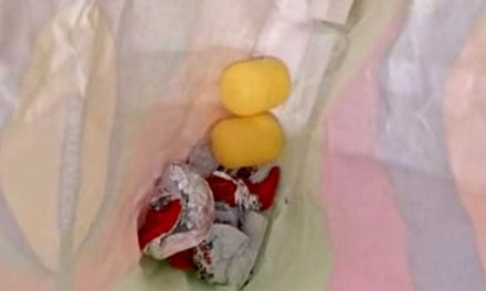 A postai dolgozók egyike megette az ajándéknak szánt Kinder-tojást