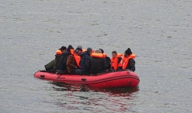 Felborult egy menekülteket szállító csónak a La Manche-csatornában, többen eltűntek