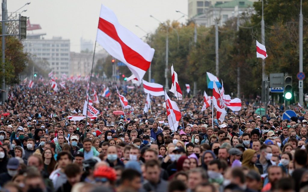 Tízezrek tüntettek Minszk utcáin