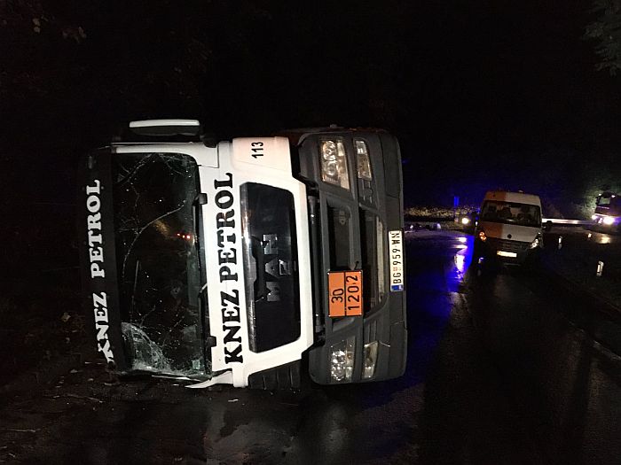 Felborult egy tartálykocsi Újvidék közelében, üzemanyag ömlött az úttestre