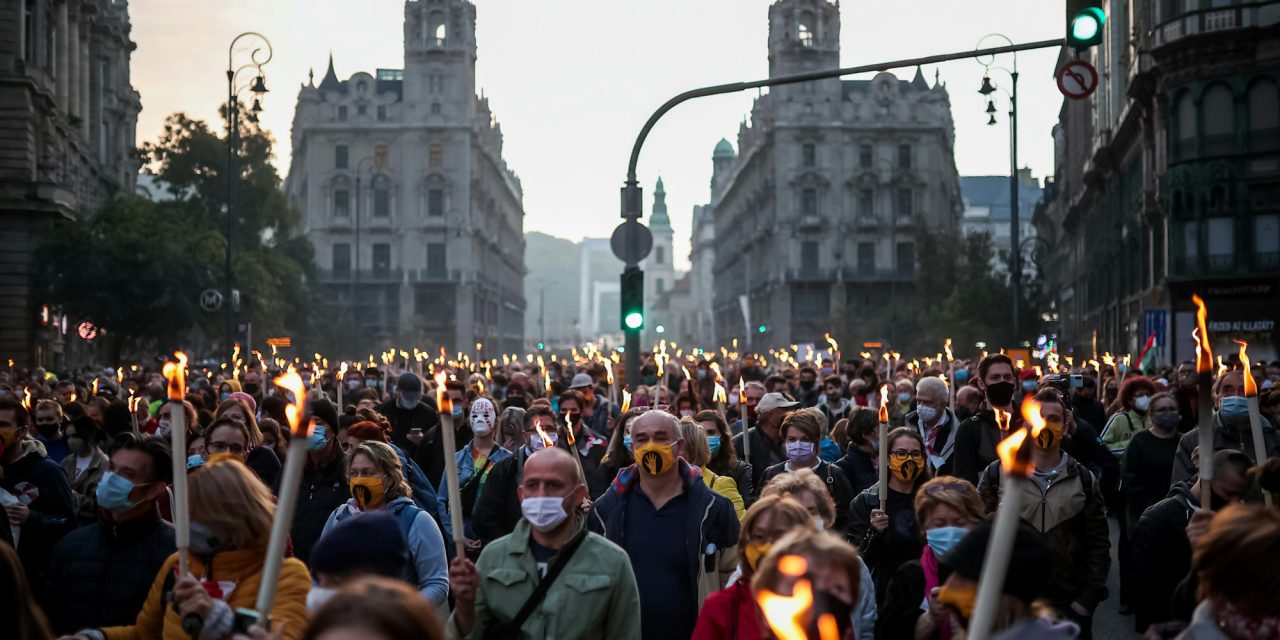 Több ezer tüntető Budapesten a SZFE megmozdulásán