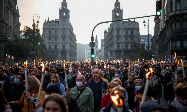 Több ezer tüntető Budapesten a SZFE megmozdulásán