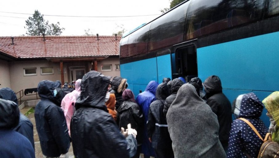 Százhúsz migránst szállítottak befogadó központba Nyugat Bácskában