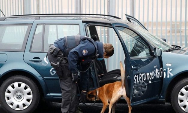 Autó csapódott Angela Merkel hivatalának kerítésébe