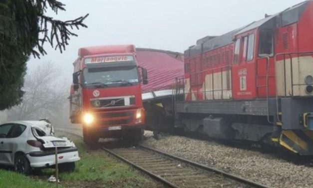 Teherautó ütközött vonattal Futakon