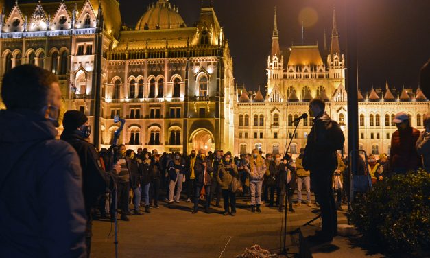 Budapesten ezentúl hetente tüntetnek az SZFE mellett