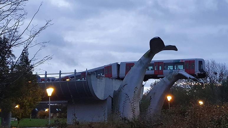 Egy bálnauszony szobor mentett meg egy kisiklott holland metrókocsit a katasztrófától