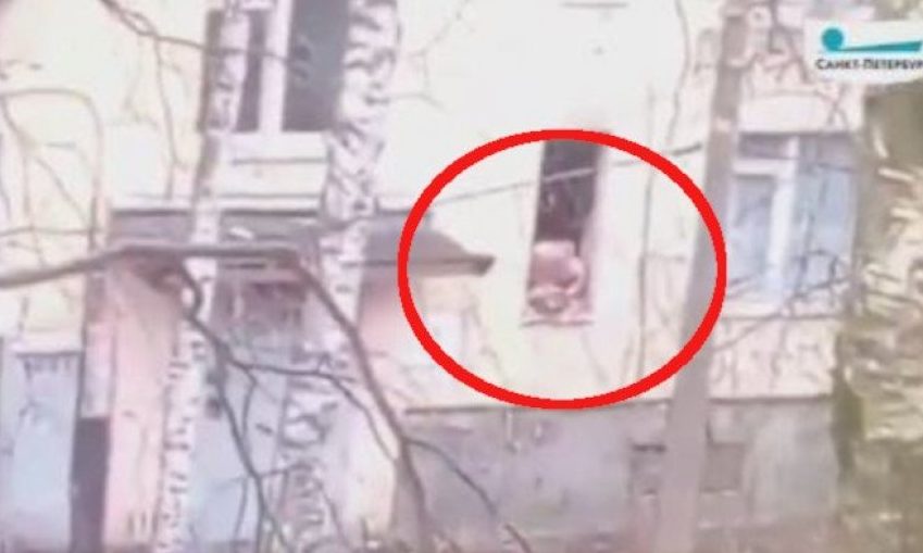 Túszul ejtett hat gyereket egy baltás férfi, aki később megadta magát (videó)