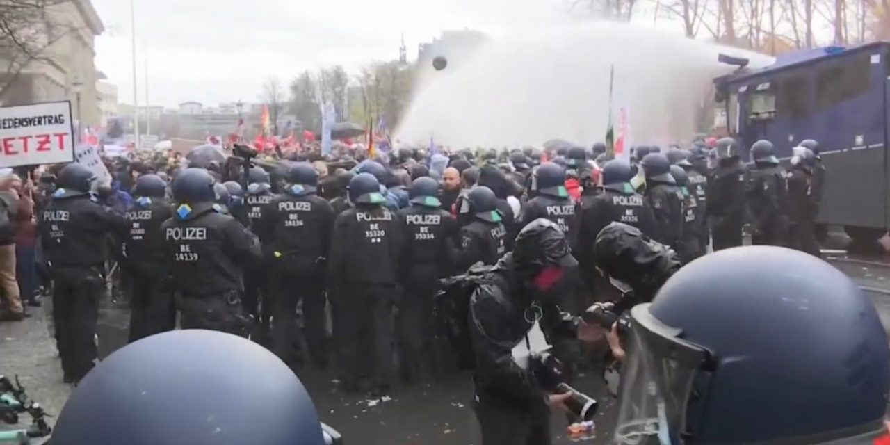 Vízágyúval oszlatták a járványügyi szigorítások ellen tüntetőket Berlinben