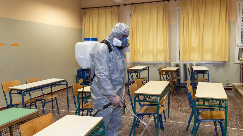 Montenegróban bezárják az iskolákat és a vendéglátóhelyeket