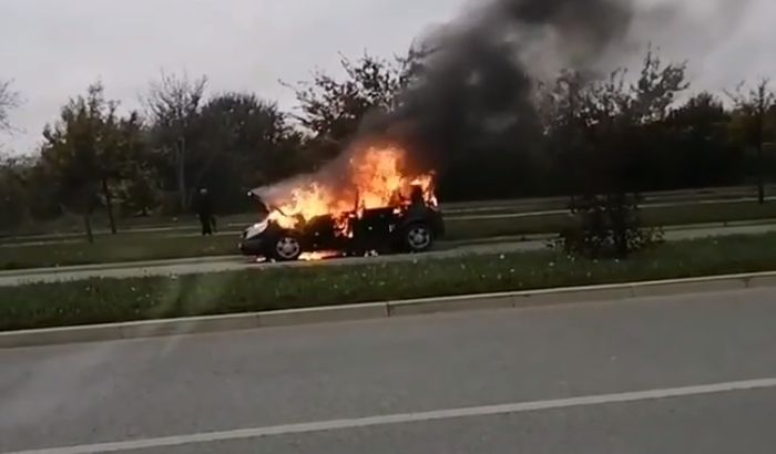 Teljesen kiégett egy autó Újvidéken