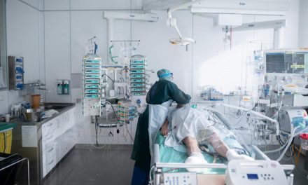 Brit kutatás: A kórházban ápolt koronavírusos betegek 30 százaléka pár hónapon belül visszakerült