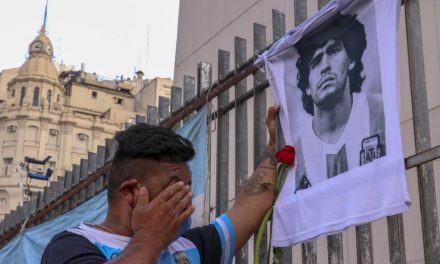 Tömegek róják le tiszteletüket Maradona ravatalánál – VIDEÓ